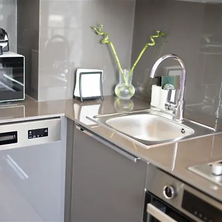Luxury & Comfort Combined - Near Airport Metro Appartement *