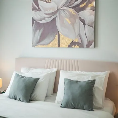 Luxury & Comfort Combined - Near Airport Metro *
