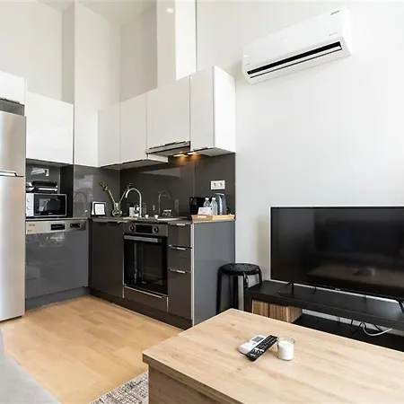 Luxury & Comfort Combined - Near Airport Metro Lägenhet
