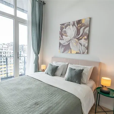Luxury & Comfort Combined - Near Airport Metro Lägenhet